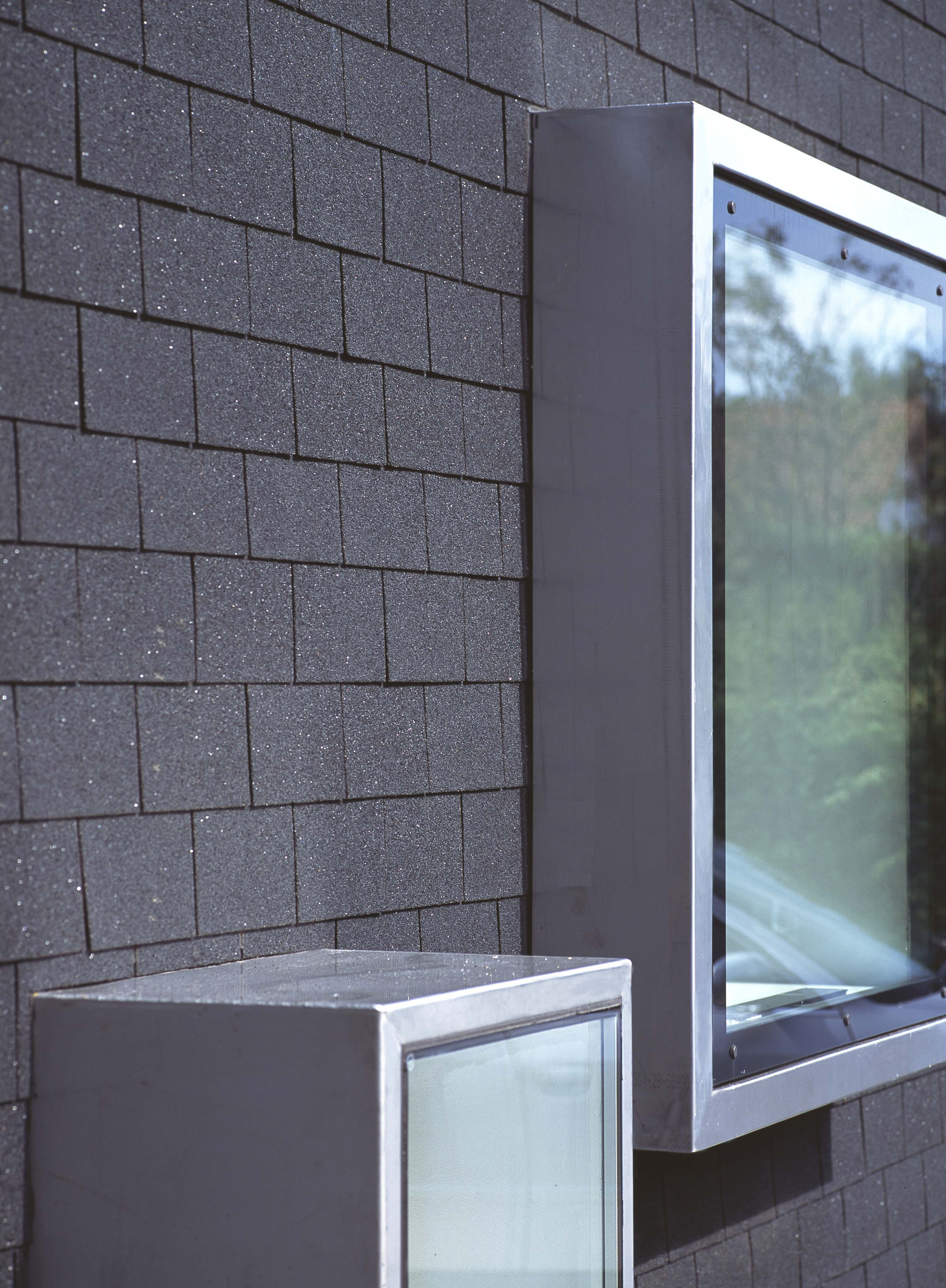 Detailbild der Frontfenster im Schwarzen Haus in Krailing