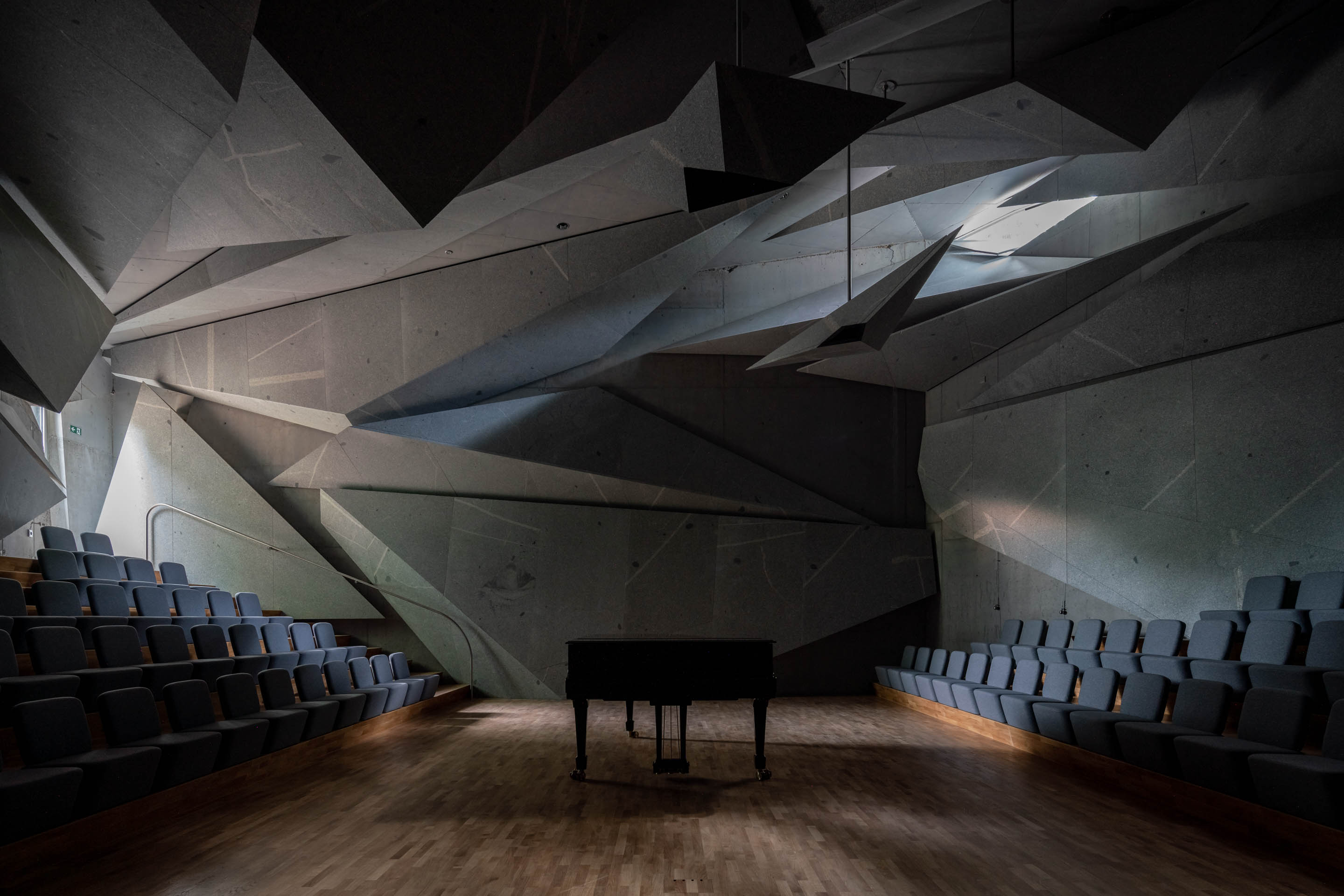 Blick auf den Innenraum des neuen Konzertsaals im Haus Marteau vom Stollengang aus ohne Beleuchtung