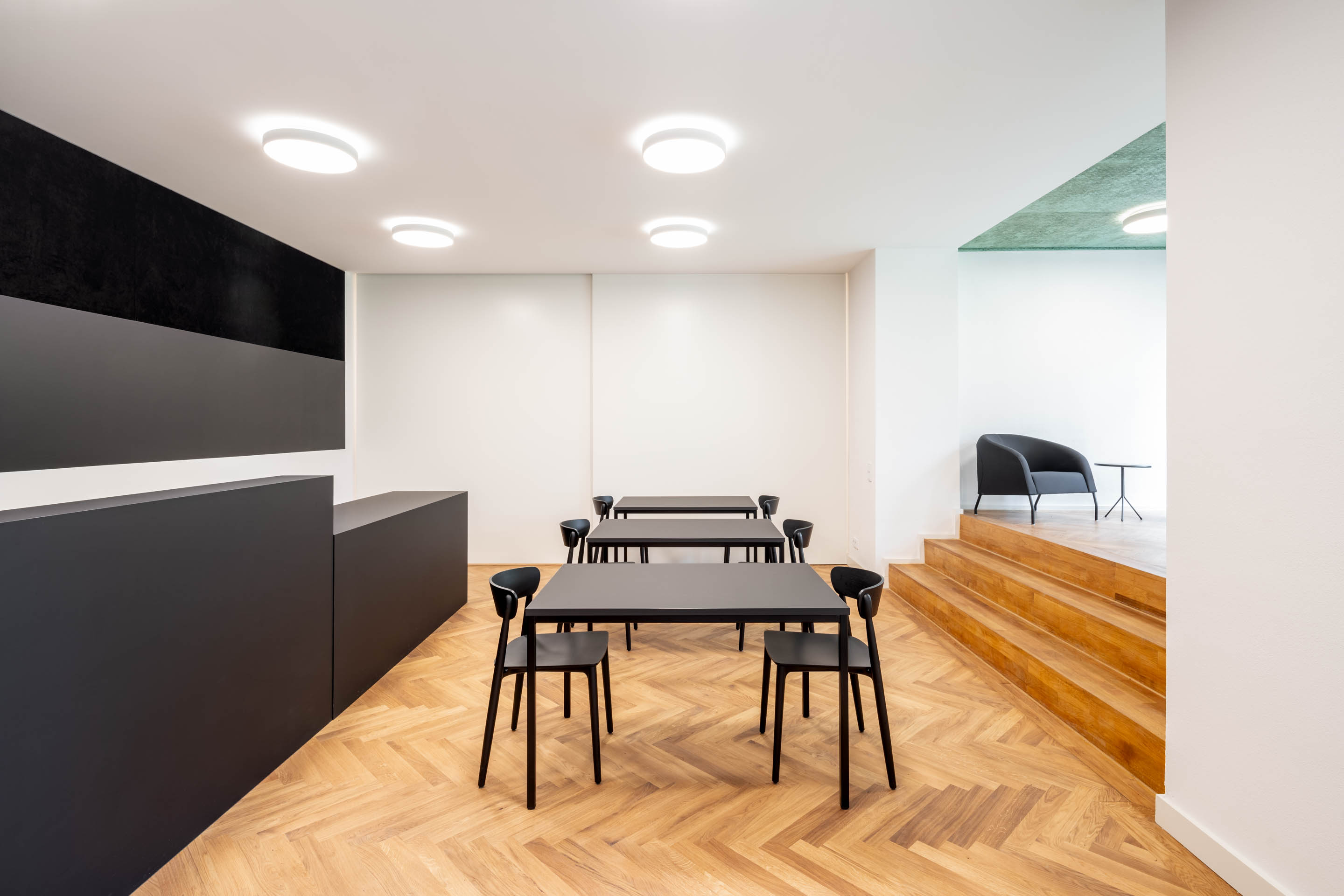 Kantine im Gartengeschoss des Haus Marteau, Blick auf die Tische