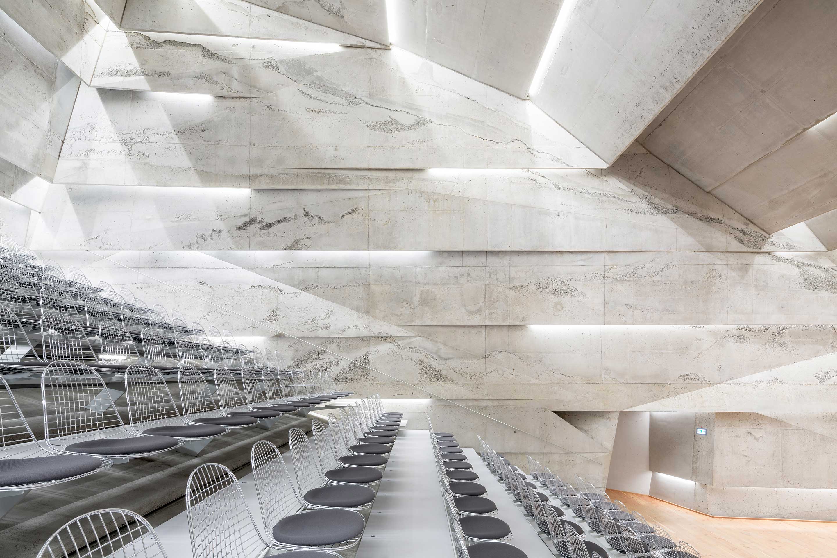 Innenraum des neuen Konzertsaals in Blaibach, Blick senkrecht zur Zuschauertribühne