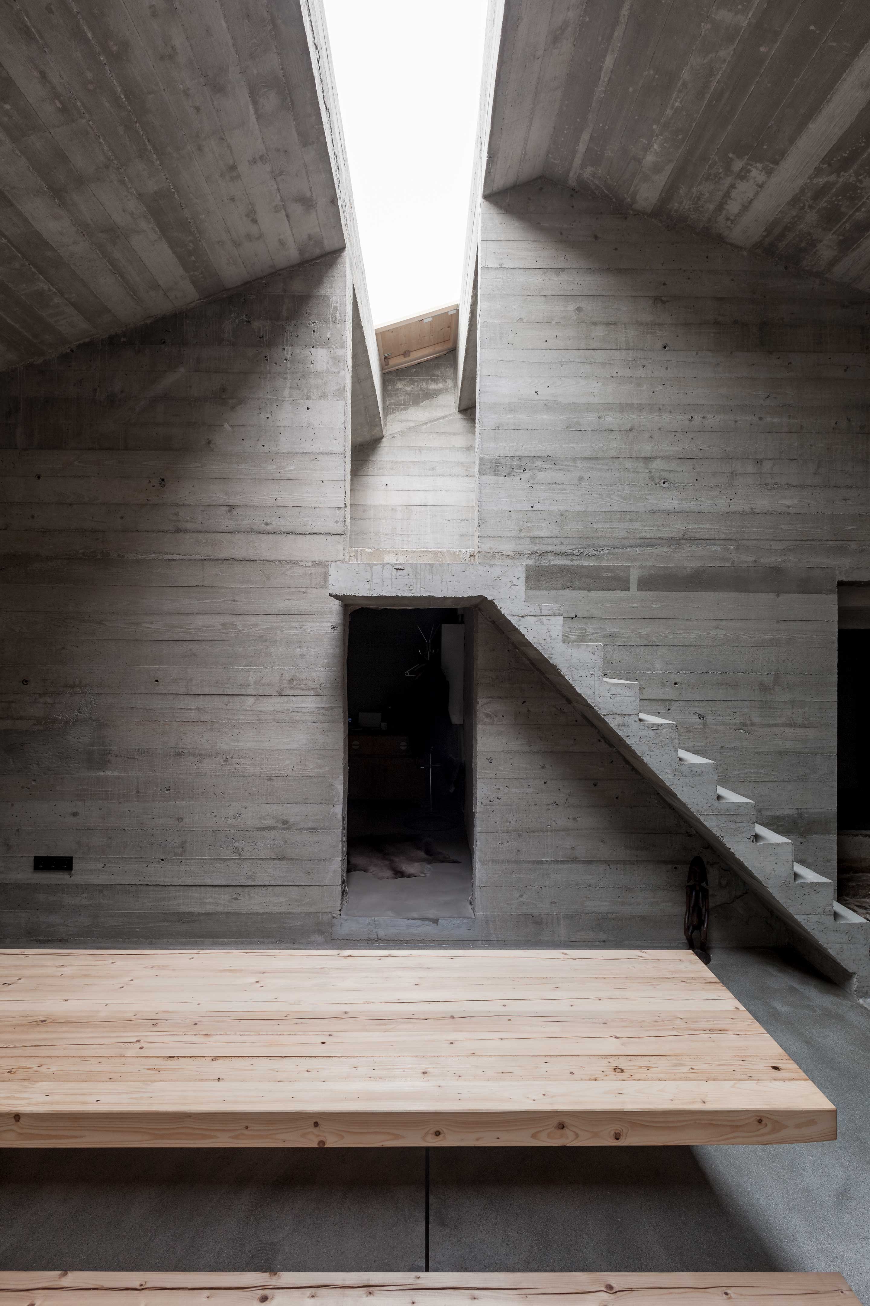 Stube im Waidlerhaus in Blaibach mit Blick auf die Treppe und zum Lichtschlitz im Dach