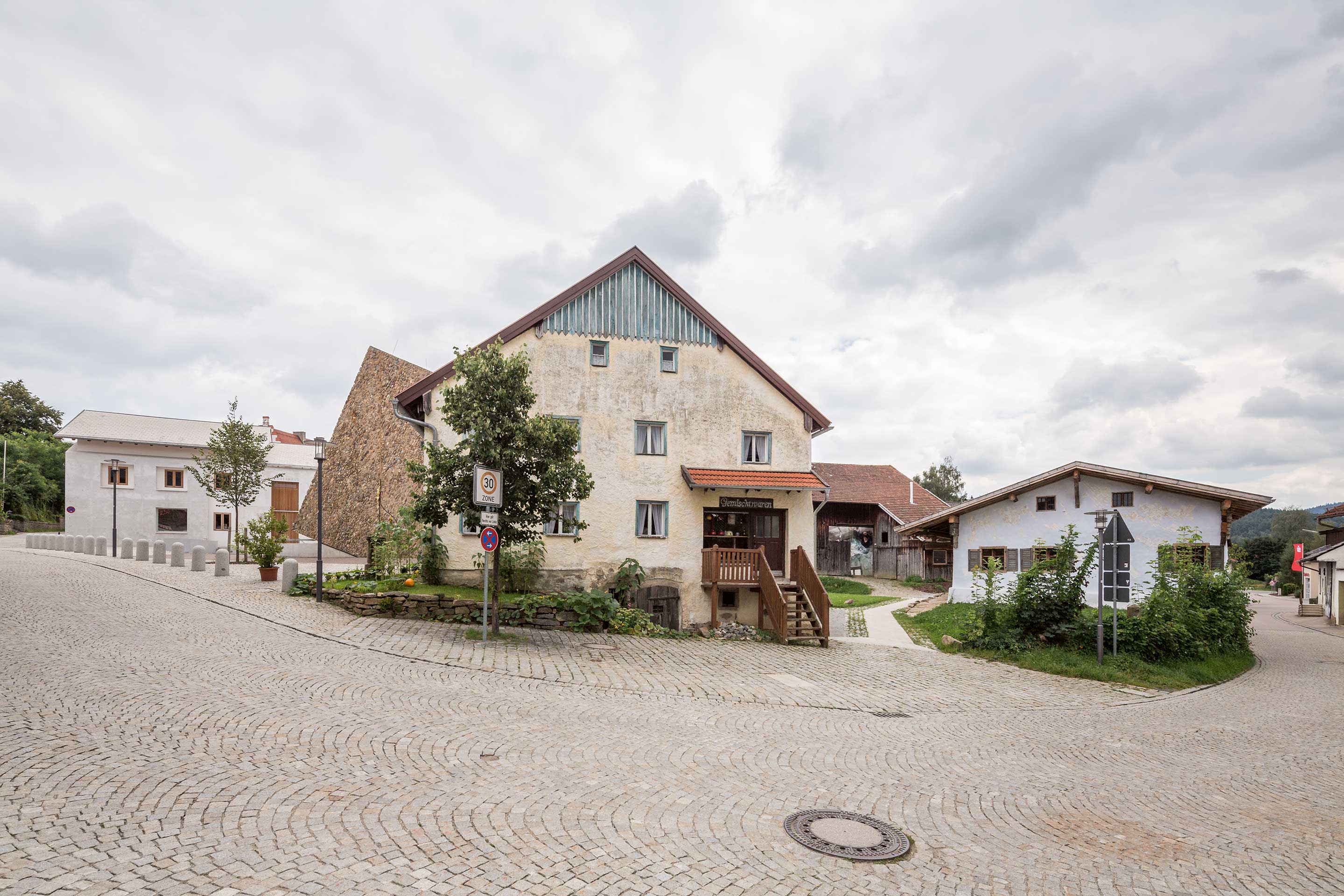 Blick auf die neue Ortsmitte mit den fünf Projekten: Bürgerhaus, Konzerthaus, Waidlerhaus, Stadl und der alles verbindende Dorfplatz